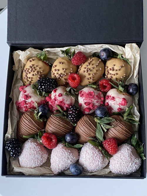 Набор 16 клубник в шоколаде + 3 доп ягоды