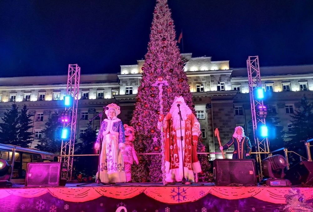 Уличная елка каркасная "Уральская изумрудная" (пвх бело-зелёная) 19 м