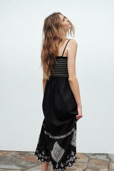 ZARA ПЛАТЬЕ С ВЫШИВКОЙ ПЛЮМЕТИ, ЧЕРНЫЙ/БЕЛЫЙ