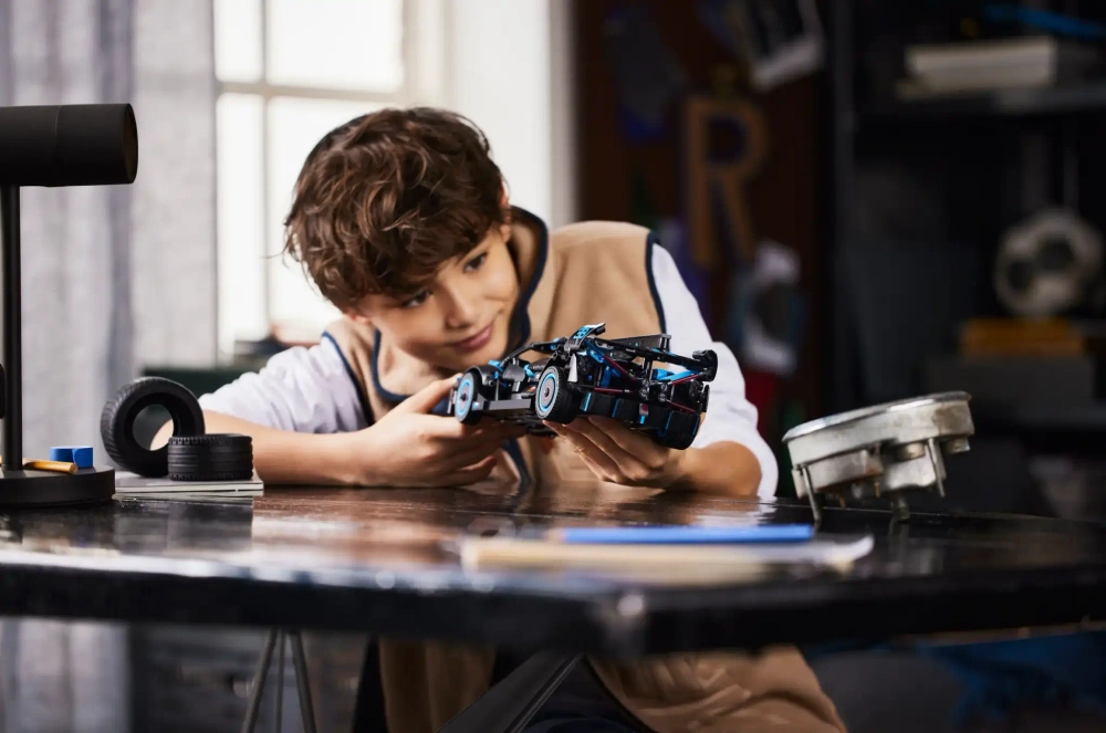 Конструктор LEGO Technic 42162 Bugatti Bolide Agile синего цвета