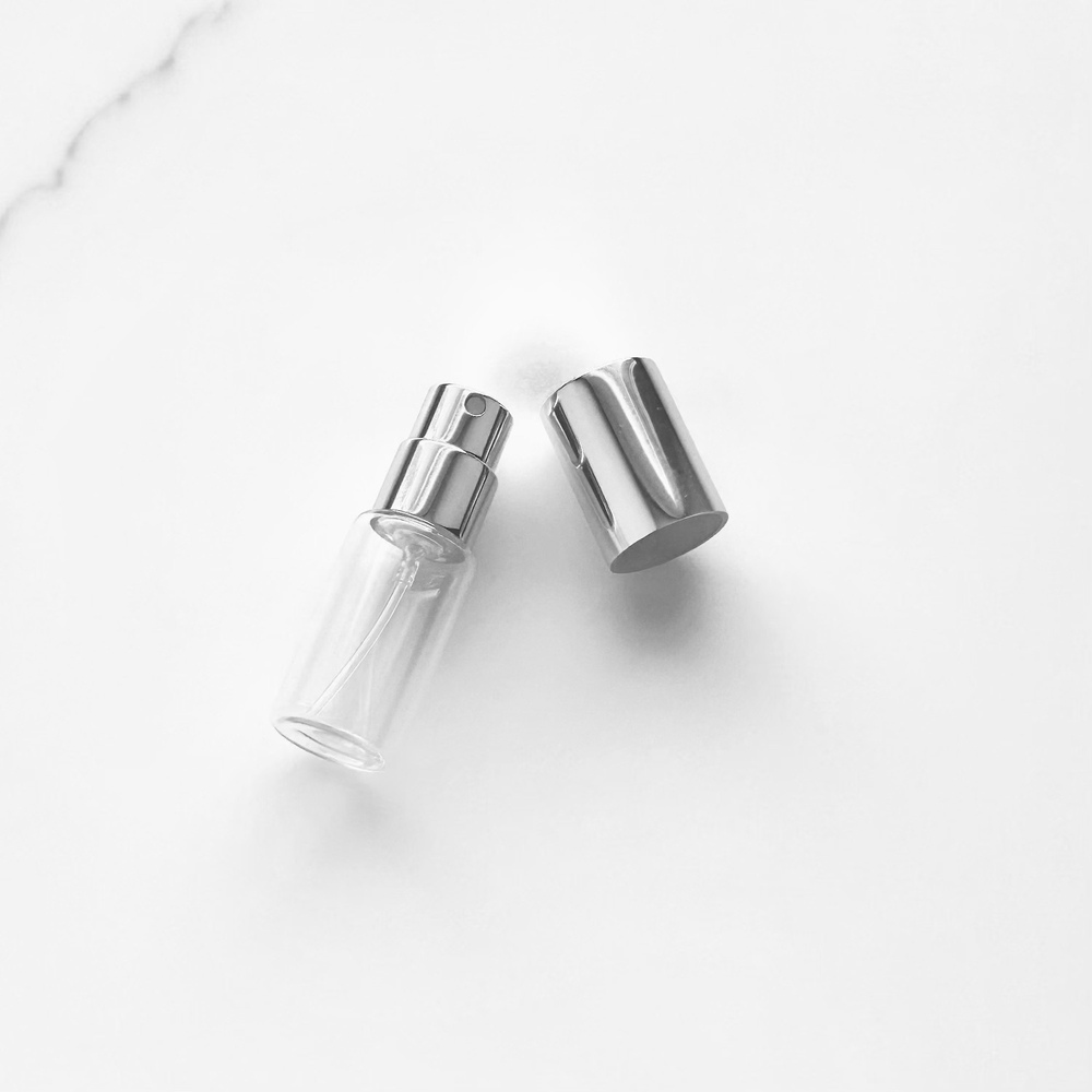 НОВИНКА! 30 комплектов: Флакон MINI 5 ml в комплекте с защелкивающимся спреем и колпачком серебро-глянец