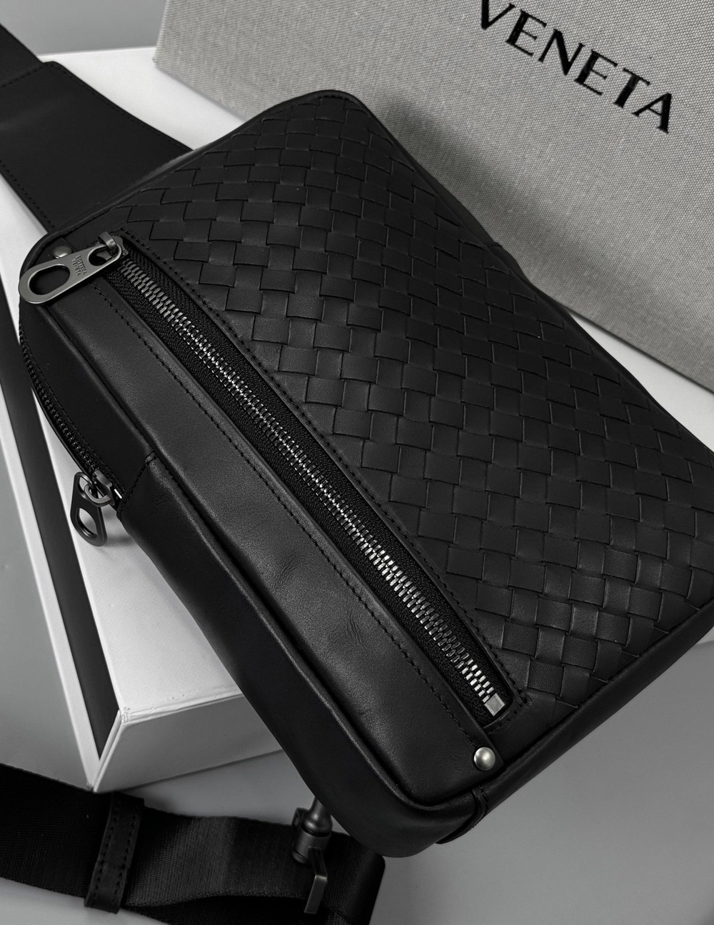 Нагрудная сумка-слинг Bottega Veneta