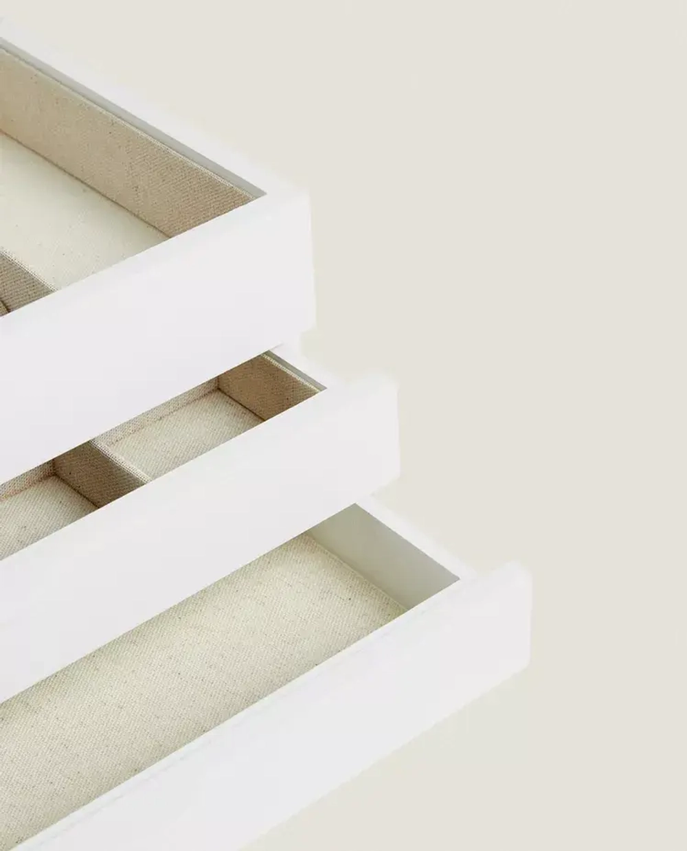 ZARA HOME ЛАКИРОВАННАЯ ШКАТУЛКА ДЛЯ УКРАШЕНИЙ С ВЫДВИЖНЫМИ ЯЩИКАМИ, БЕЛЫЙ