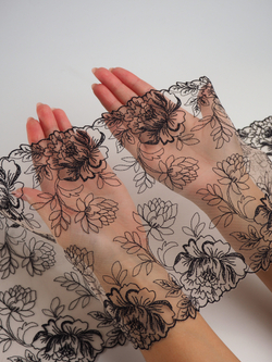 Вышивка на сетке бежевая с черным неэластичная ширина 20 см ОТРЕЗЫ