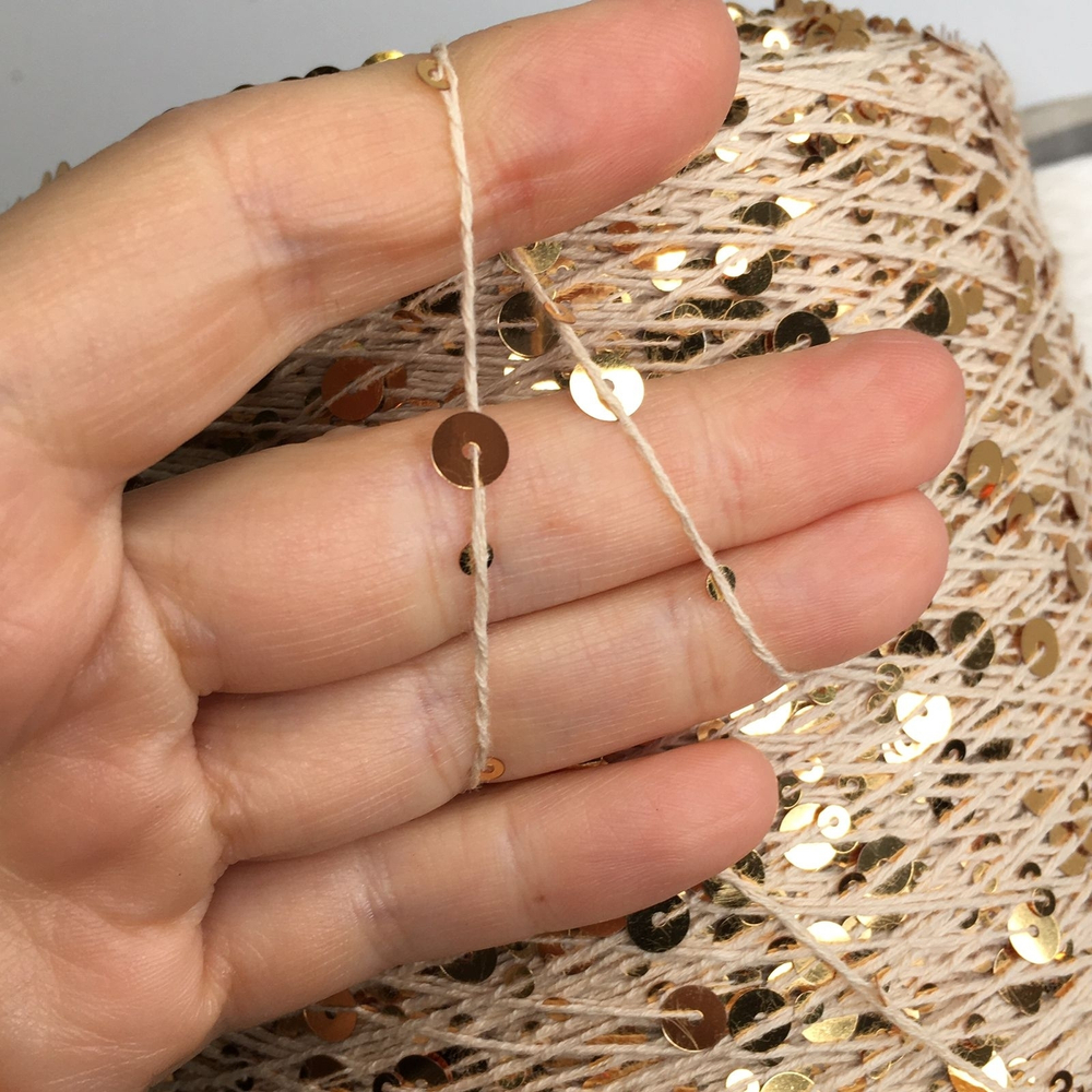 GLAMOUR Хлопок, пайетки, 240м/100гр. Пудровый, золотые пайетки. «Золотой загар» .