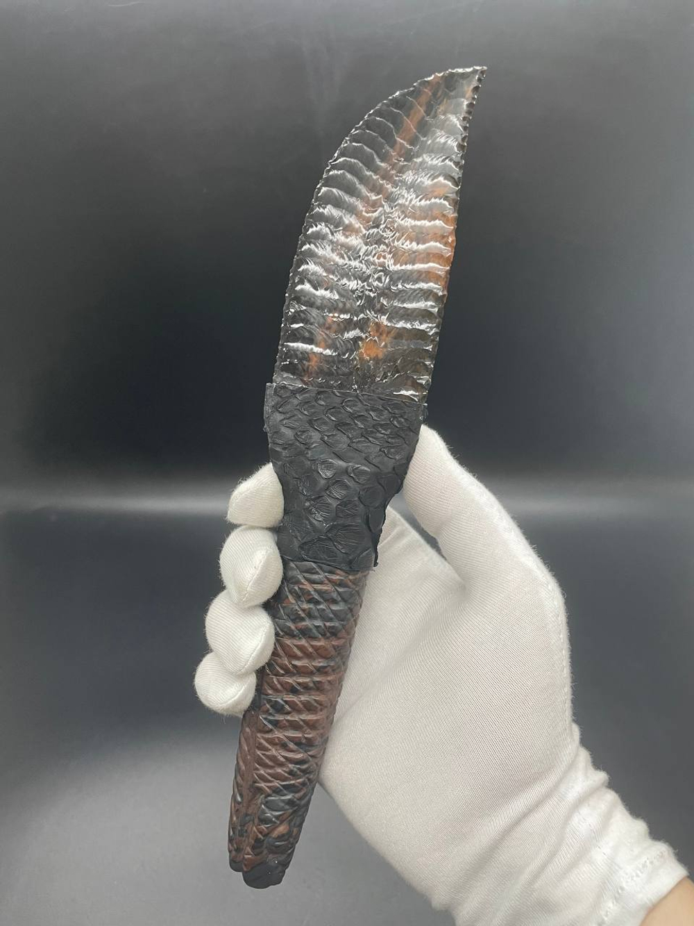 Обсидиановый клинок с рукоятью из обсидиана коллекционный с гравировкой змеи 25 см