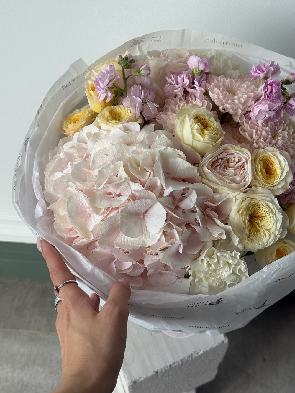 Букет из гортензии, хризантемы, диантусов, маттиолы и кустовых пионовидных роз