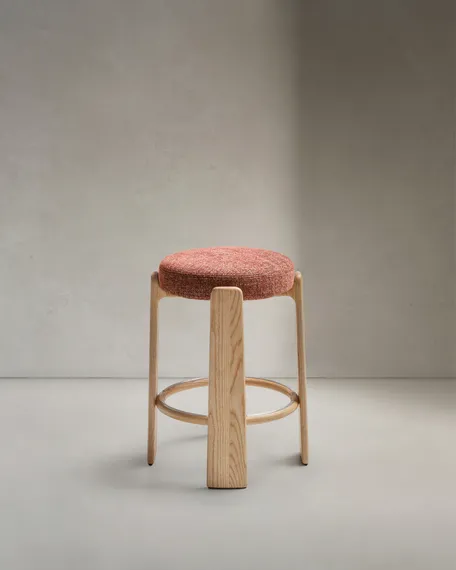 Granite Полубарный табурет из терракотового шенилла и массива ясеня в отделке орех 65 см