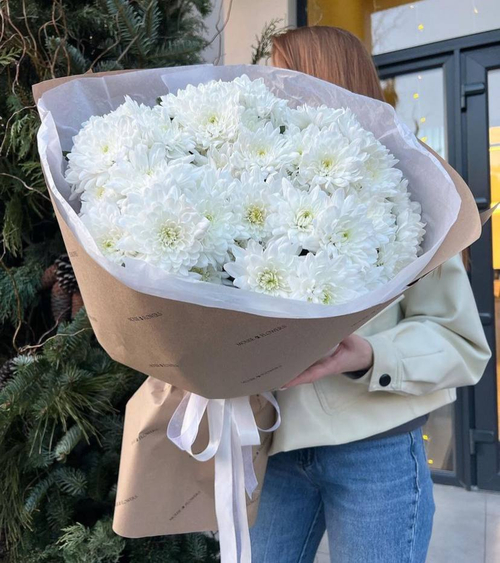 Букет из белых хризантем "White Reverie"