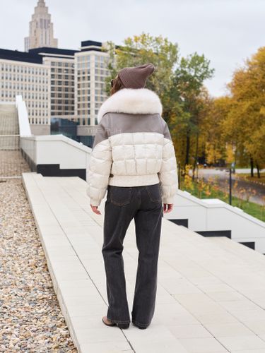 Комбинированный молочный пуховик с мехом