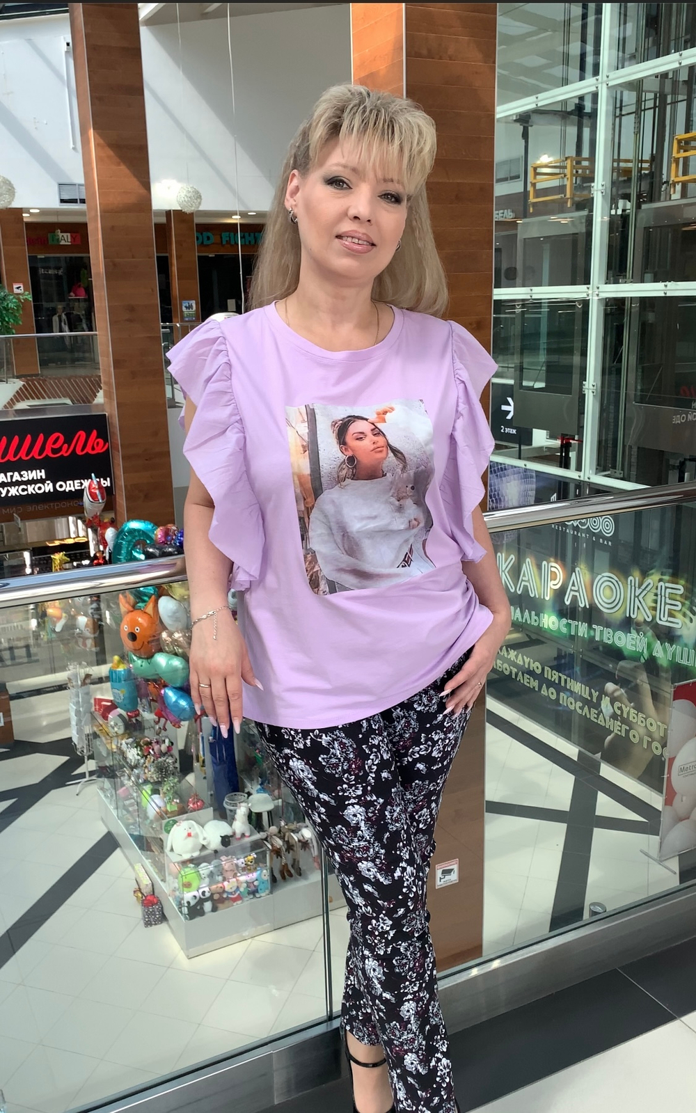 Футболка с креативным изображением и оборкой