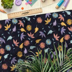 Ткань ниагара цветные листья и ромашки на чёрном фоне