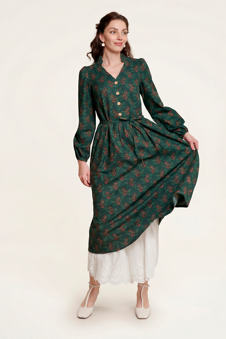 Платье с воротником стойкой