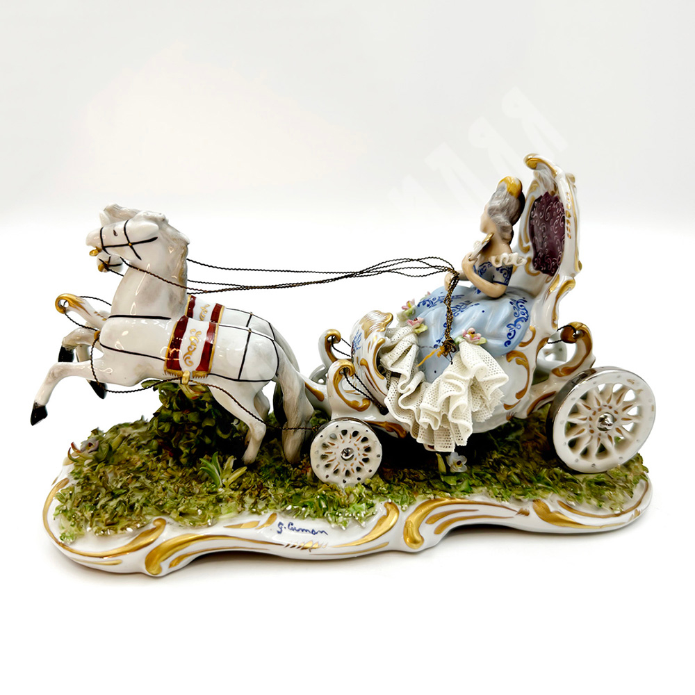 Маленькая повозка, запряжённая лошадьми. Фарфор, круж. фарфор, руч.роспись. Capodimonte. н. ХХ в.
