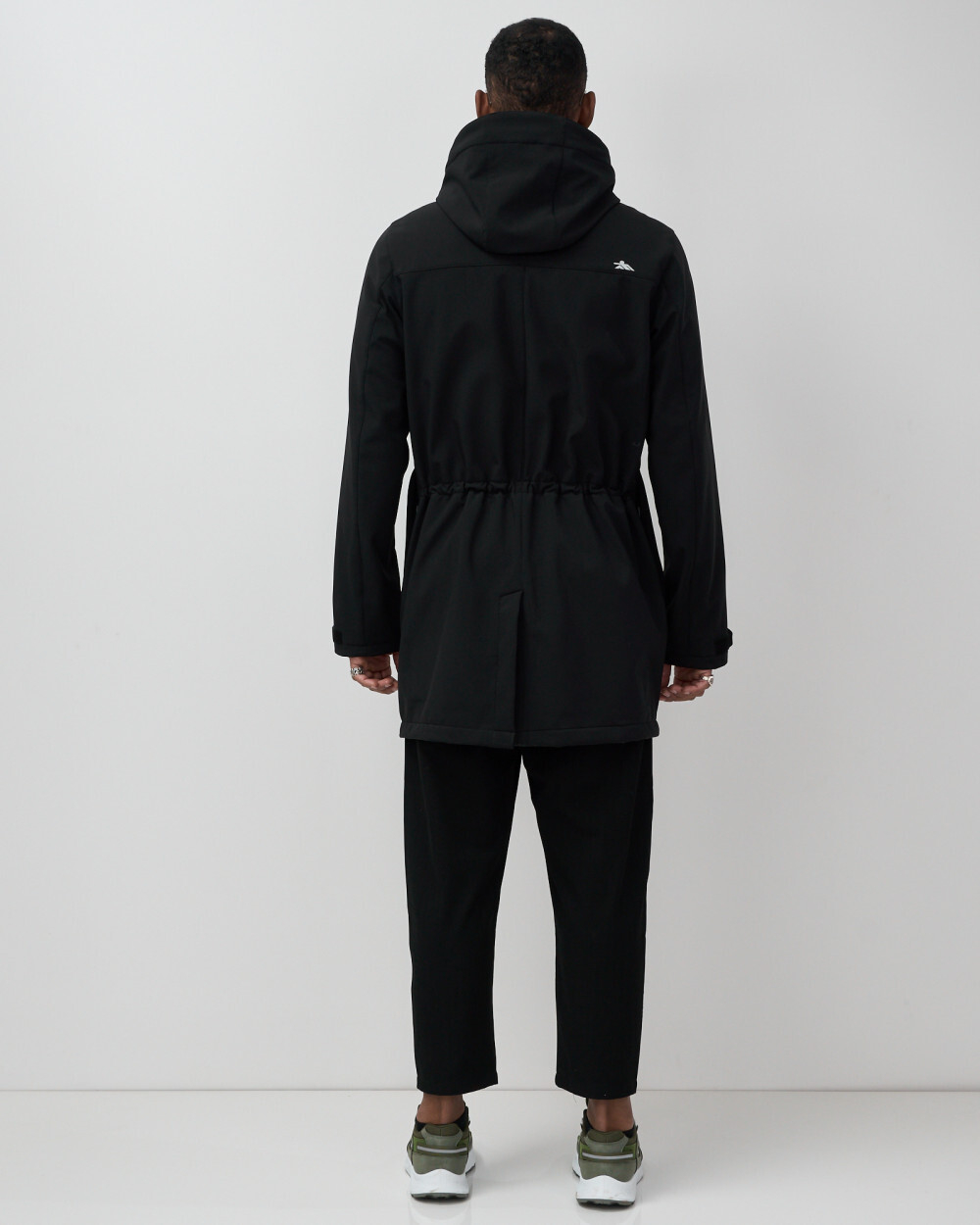 Парка спортивная мужская с капюшоном softshell черного цвета 9565Ch