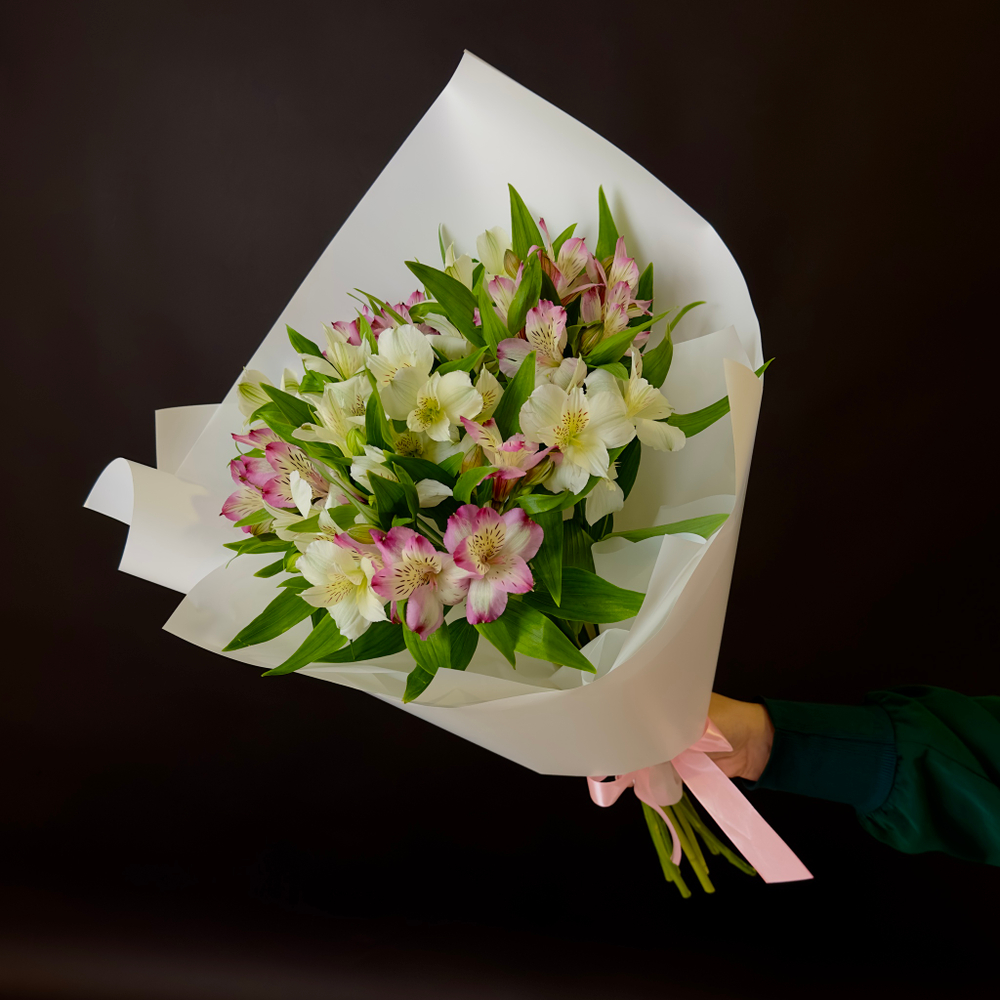 Flower bouquet of 9 alstroemerias