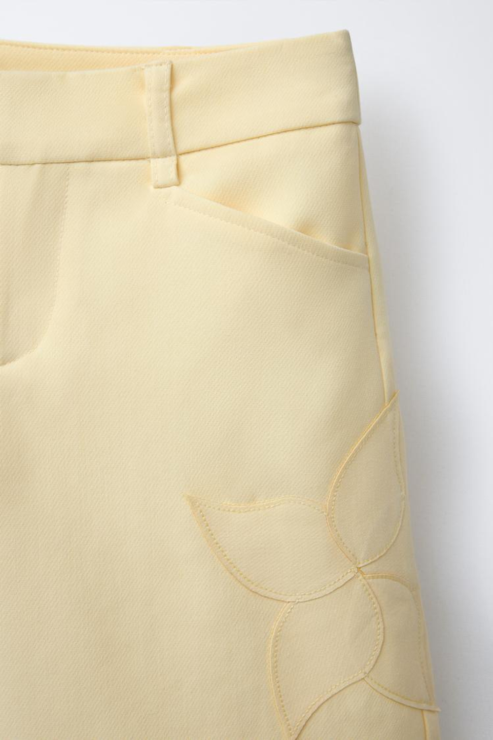 ZARA ШОРТЫ-БЕРМУДЫ С ЦВЕТОЧНОЙ НАШИВКОЙ, ПАСТЕЛЬНО-ЖЕЛТЫЙ