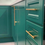 Угловая кухня в классическом стиле с фасадами в эмали