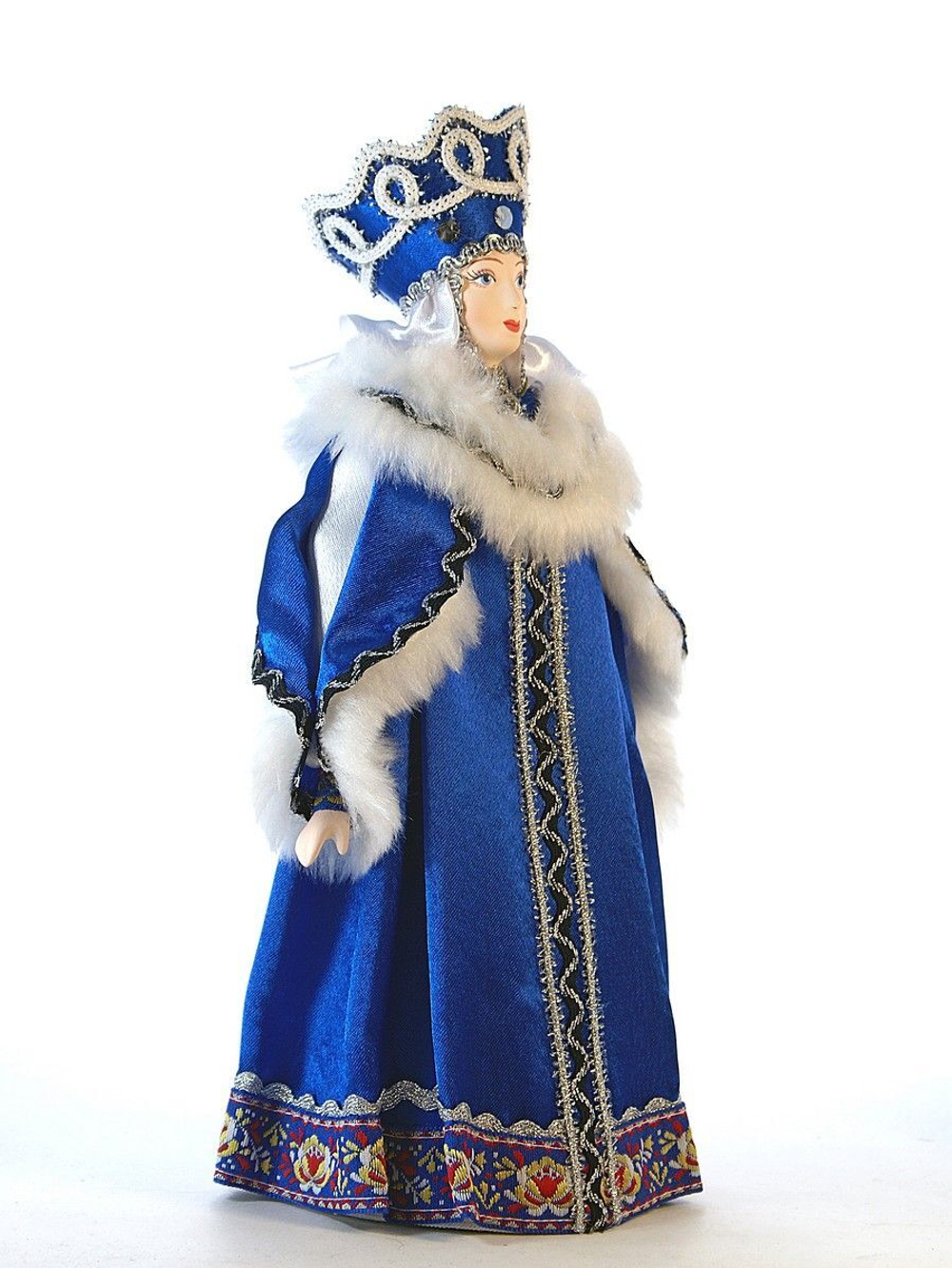 Фарфоровая кукла Боярыня в традиционном зимнем костюме