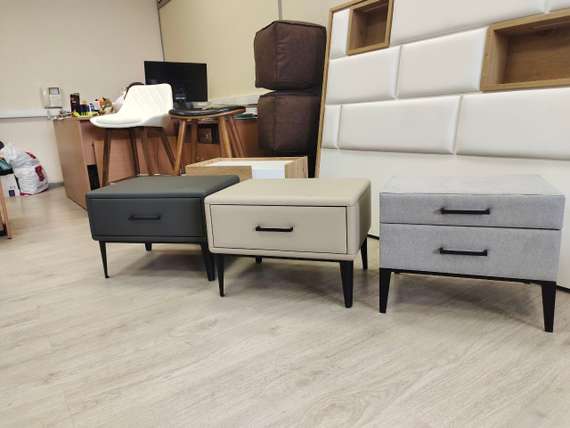 Прикроватная тумбочка Berli с двумя ящиками, серая ткань