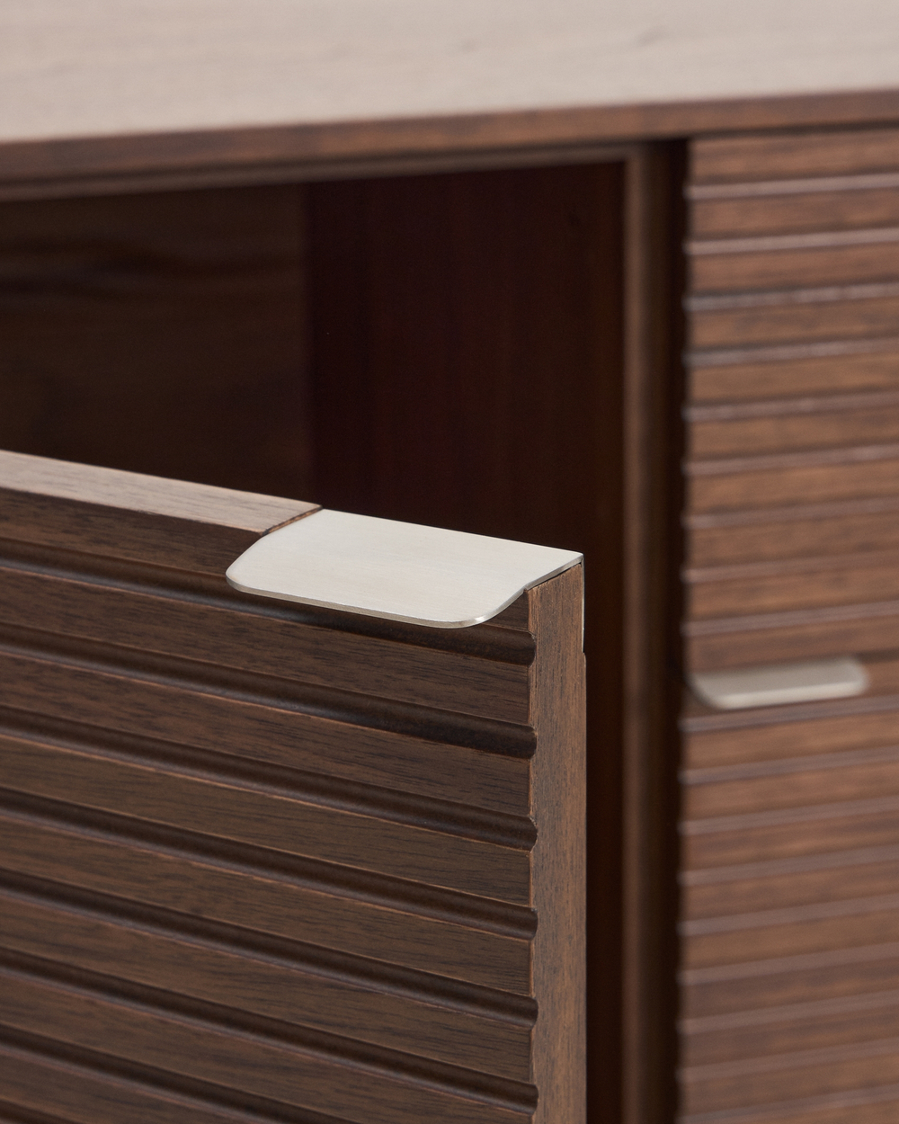 Сервант Norlen с 4 дверцами и 2 ящиками из шпона ореха