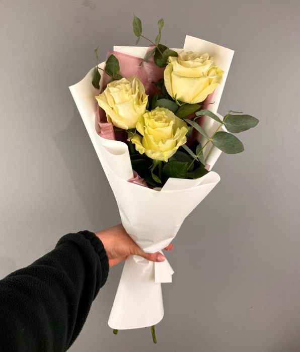 Букет из роз и эвкалипта