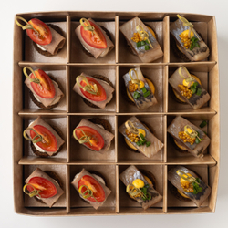 Бокс канапе с сельдью и языком