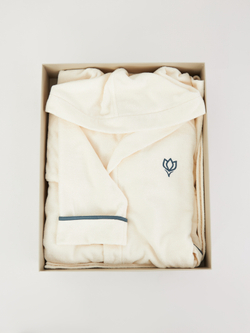 Халат Claire Batiste Atelier c капюшоном и вышивкой айвори