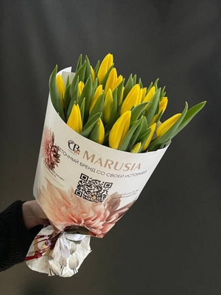 Букет 25 шт желтых тюльпанов в цветочной газете