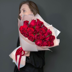 Букет 21 роза Кения 40 см в ленте красные