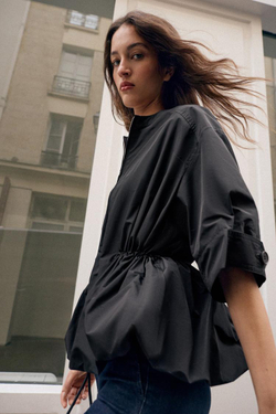 ZARA ПАРКА С КОРОТКИМИ РУКАВАМИ И ОБЪЕМНЫМ ПОДОЛОМ, ЧЕРНЫЙ