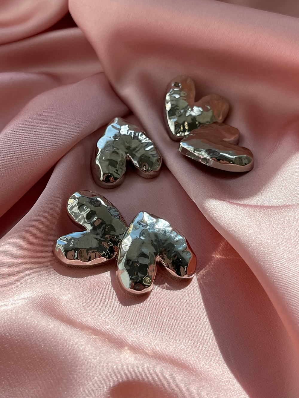 Пуговицы сердечки мятый металл серебро