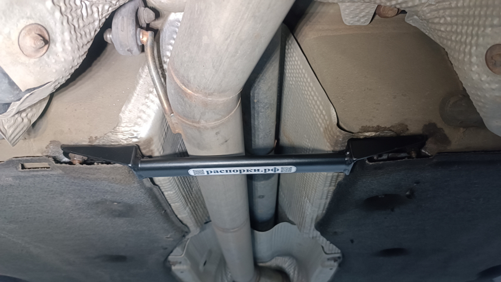 Распорка средняя нижняя сзади Volkswagen Passat B8 и Skoda Superb 3 III (ПОД ЗАКАЗ)