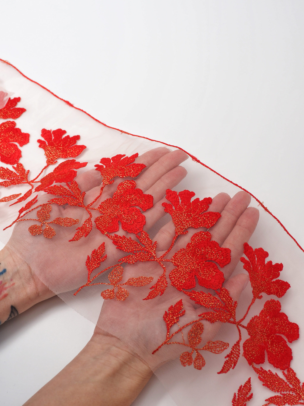 Вышивка на сетке бледно-розовая с красным и золотым люрексом ширина 16,5 см (2 стороны)