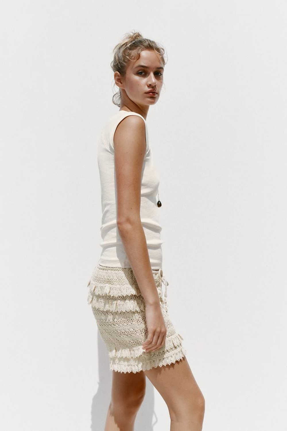 ZARA ФУТБОЛКА В РУБЧИК С V-ОБРАЗНЫМ ВЫРЕЗОМ, ЭКРЮ