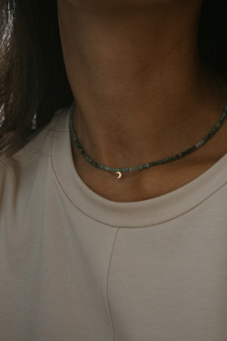 чокер из изумрудов с месяцем