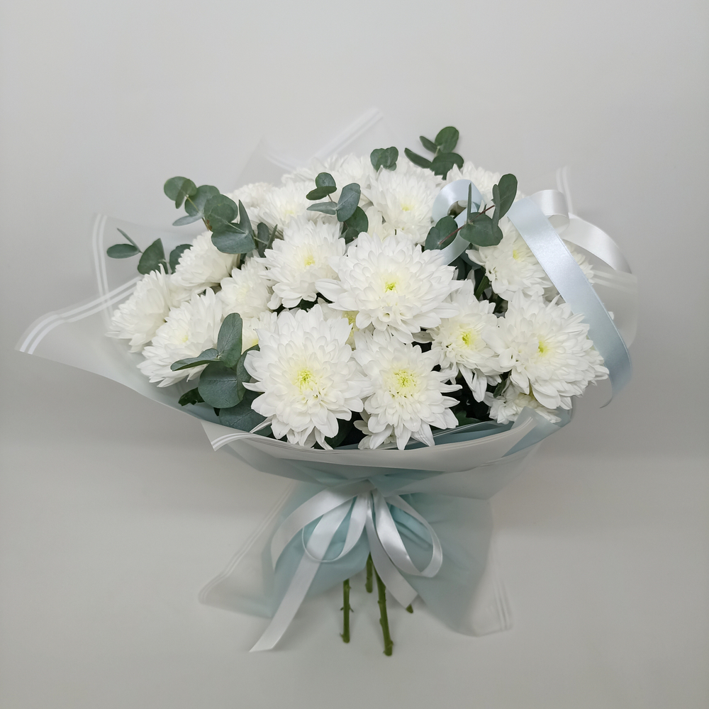 Букет хризантем с эвкалиптом Анна