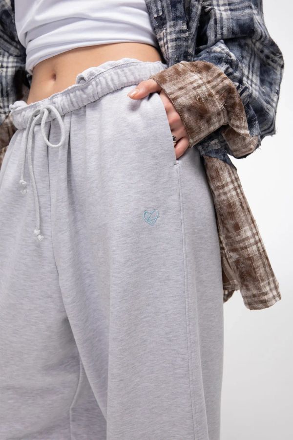 Спортивные штаны Kraizy Stripes Logo Heart серые - фото 2