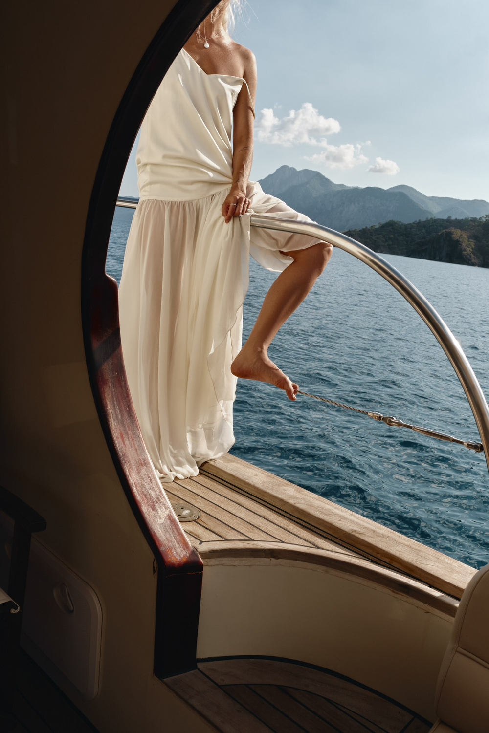 Платье на тонких бретелях