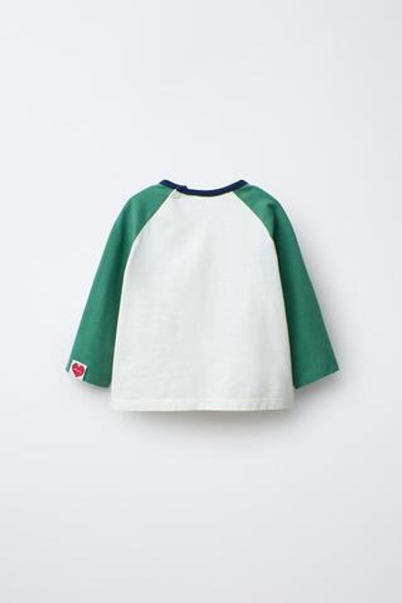 ZARA ФУТБОЛКА С РУКАВАМИ РЕГЛАН SNOOPY PEANUTS™, ЭКРЮ/ЗЕЛЕНЫЙ