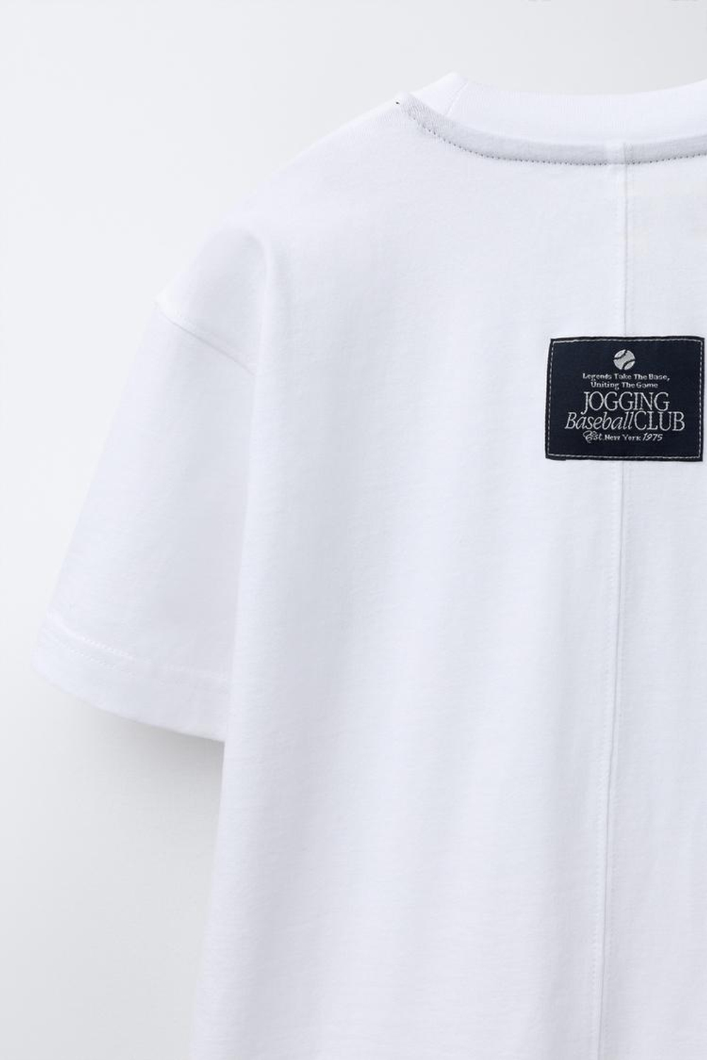 ZARA ФУТБОЛКА С НАШИВКОЙ И ТЕКСТОВЫМ ПРИНТОМ, БЕЛЫЙ