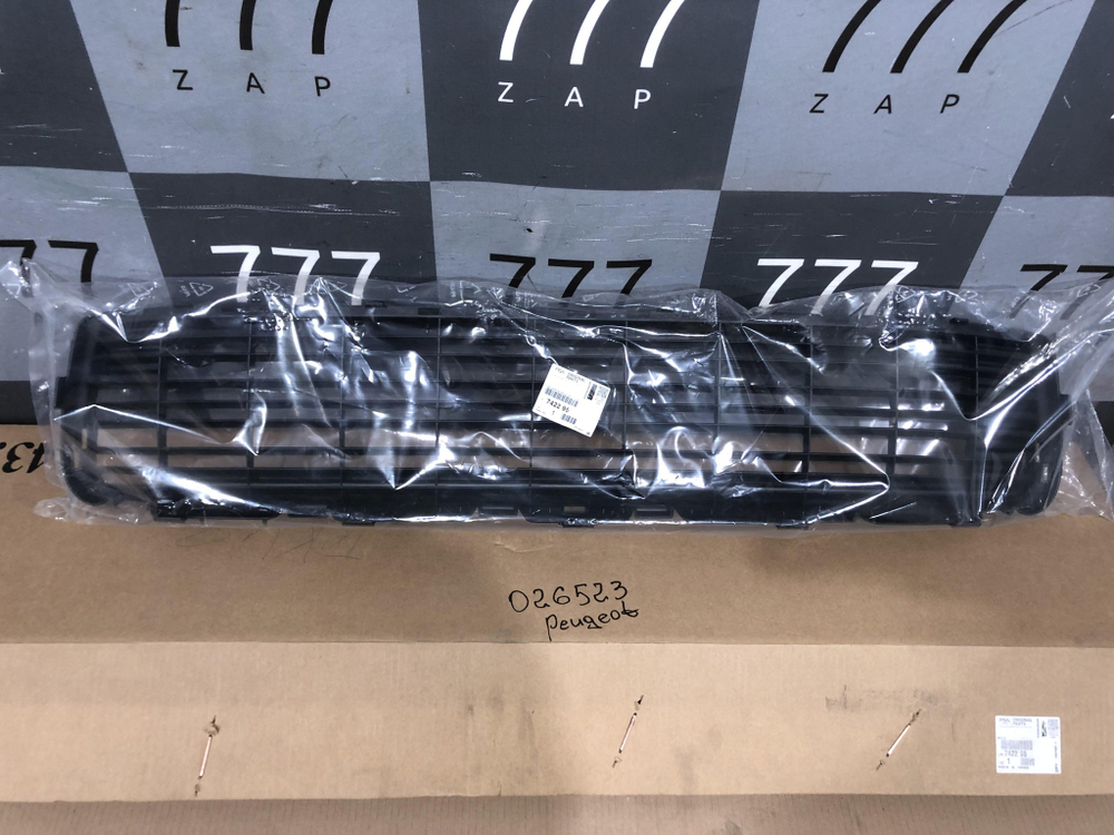 Решетка бампера Peugeot 3008 1 Новая Оригинал 742295