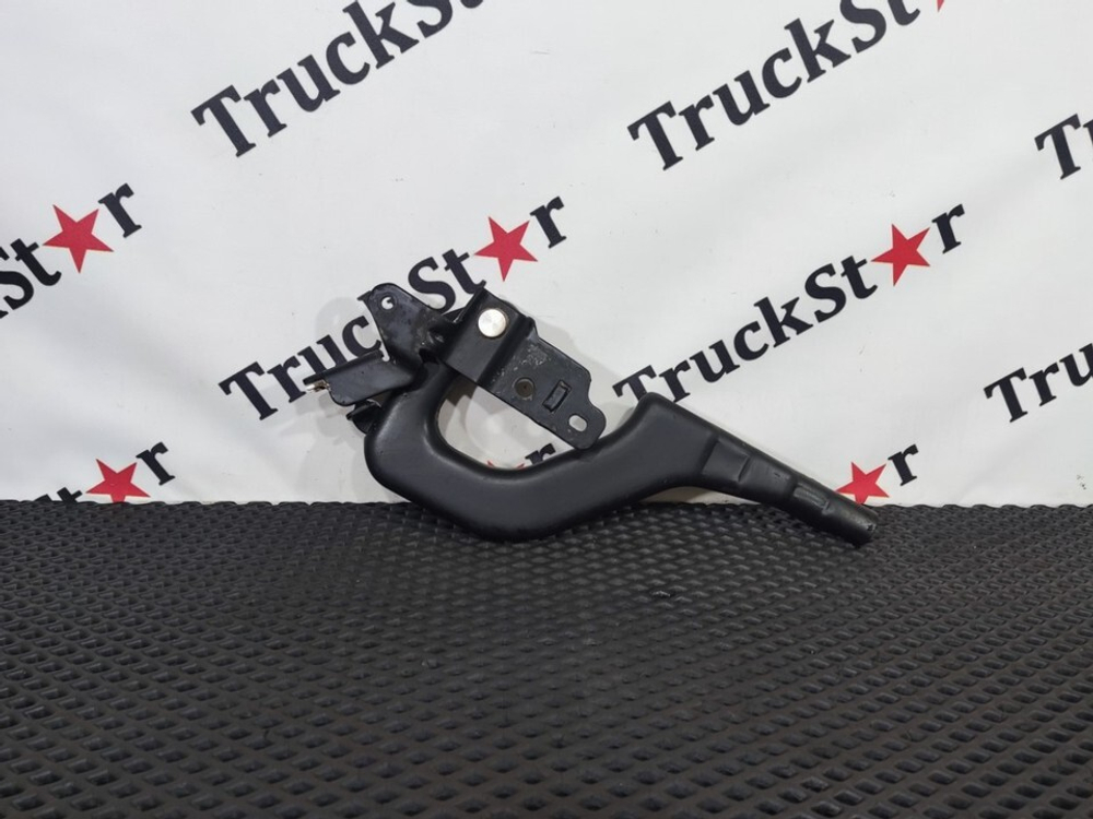 Петля решетки радиатора левая 2020г.