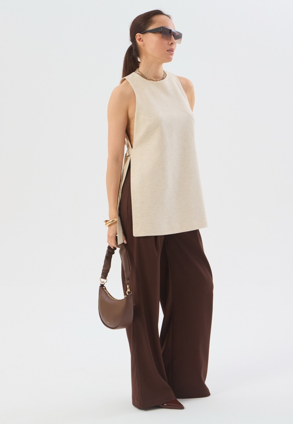 Жилет летний на пряжках бежевый