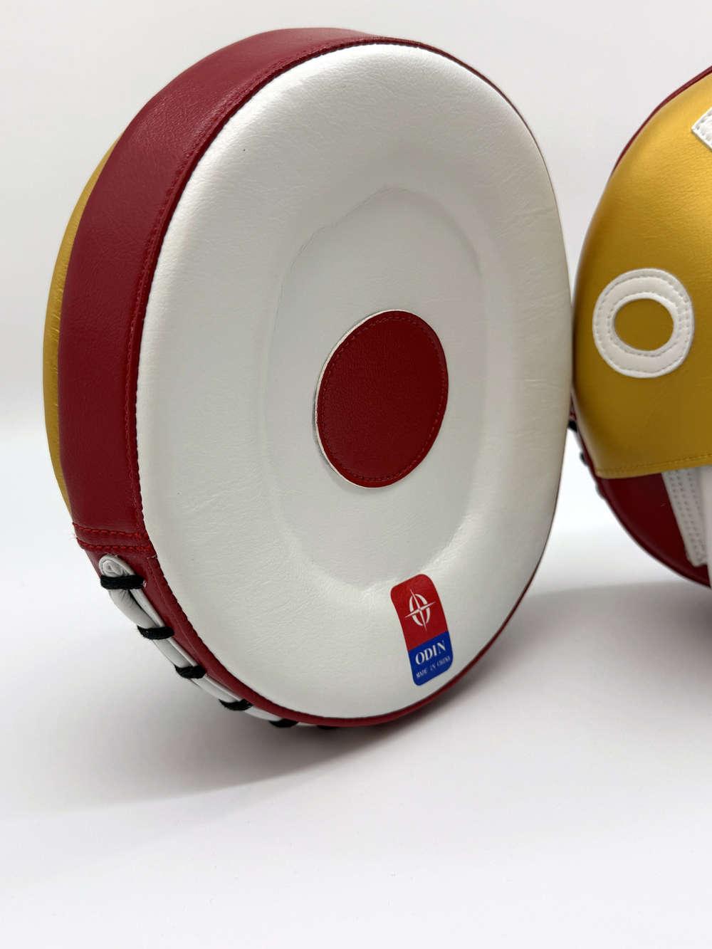 Лапы тренерские ODIN  WOLON белые с золотым