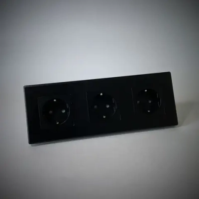 Розетка черная тройная с заземлением матовая поверхность