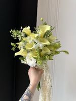 Свадебный букет из белых калл, лизиантуса, хелеборуса, вероники и амаранта