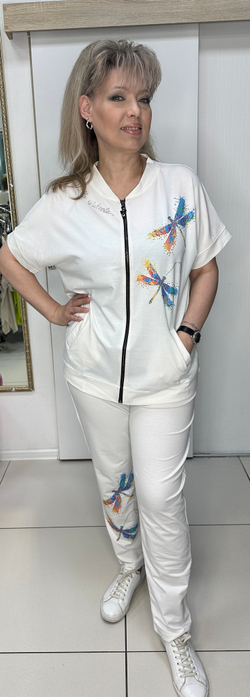 Белый трикотажный брючный костюм