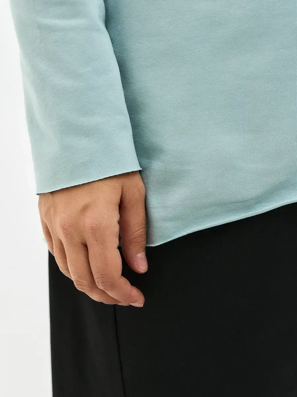 Лонгслив с широким вырезом лодочка