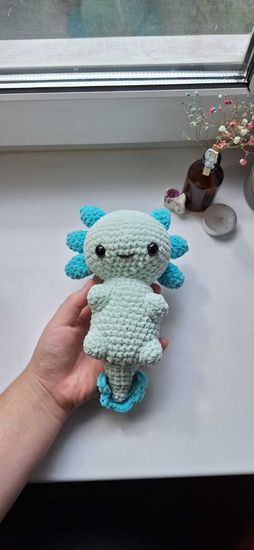 Вязаная игрушка ручной работы "Аксолотль"